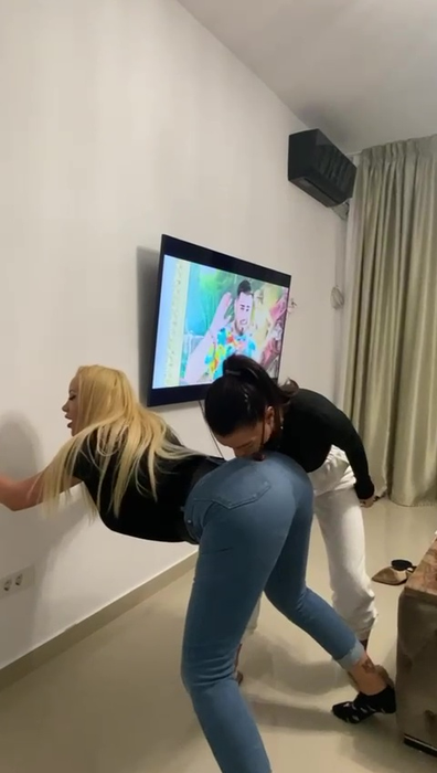 Ana Mocanu și Simona Trașcă, ”body shot” în dormitor!