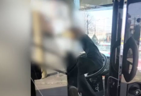 Şofer de autobuz din Constanţa, filmat în timp ce consumă alcool, la volan