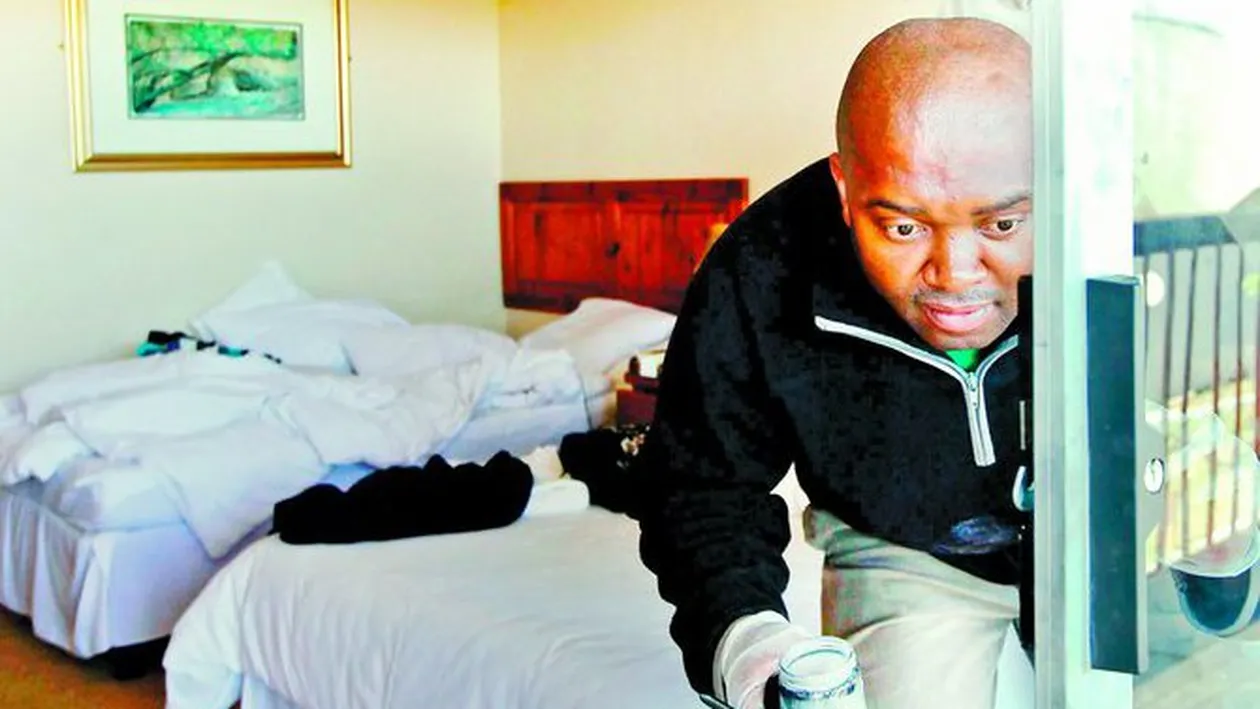 Ziaristi jefuiti cu arma la tampla