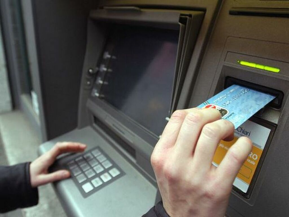 ”Au furat identitatea utilizatorilor de ATM-uri, înlocuind panouri întregi ale bancomatelor cu scopul de a înregistra clienții care introduc numerele PIN”