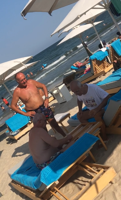 Regele construcțiilor” și ”Împăratul ochelarilor” au încins zarurile pe plaja milionarilor, Caelia