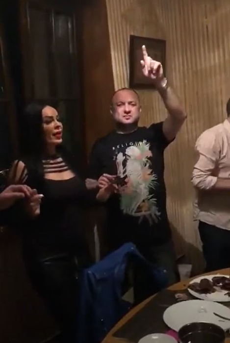 Leo de la Strehaia și soția lui s-au împăcat! Cum s-a îmbrăcat Dana Criminala la o petrecere, unde s-au dat dedicații pe bani