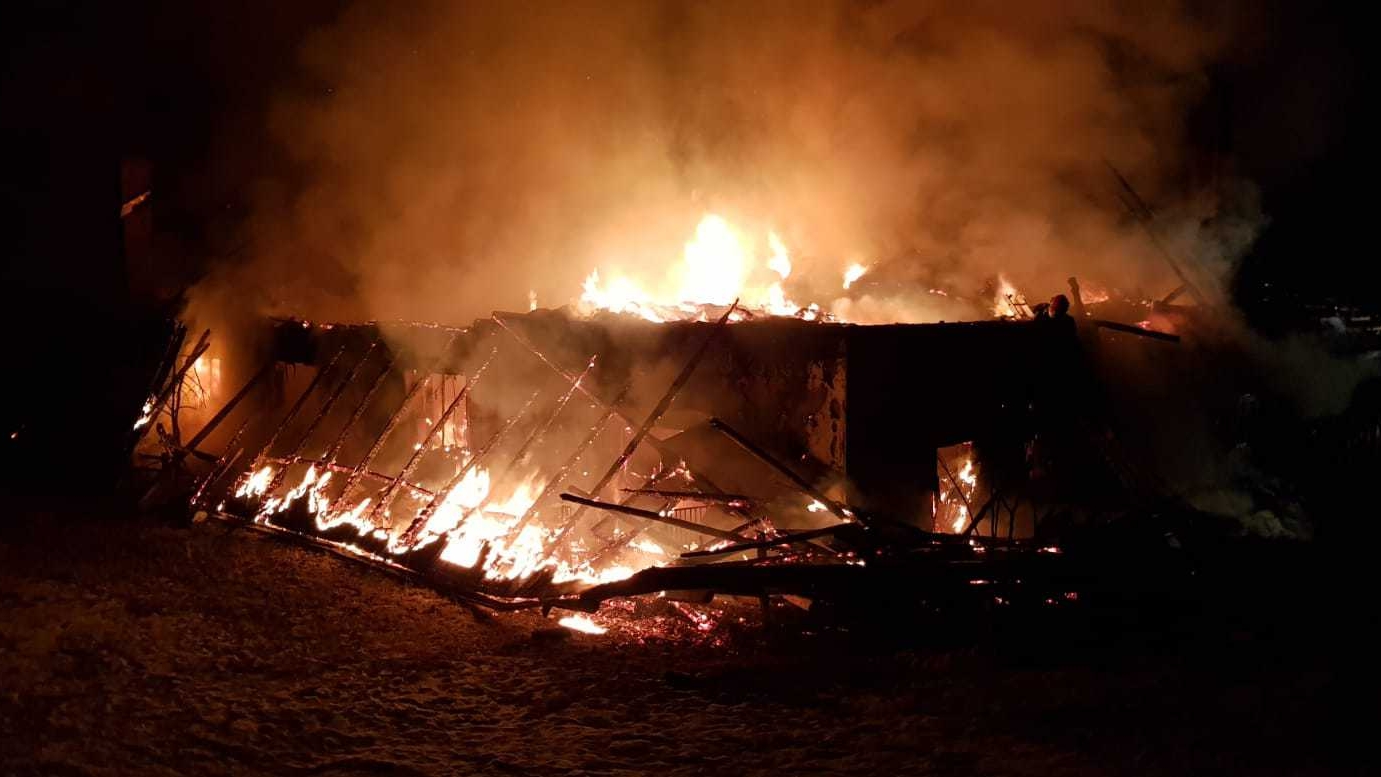 Incendiu puternic la o casă în Brașov! În zonă nu sunt hidranţi