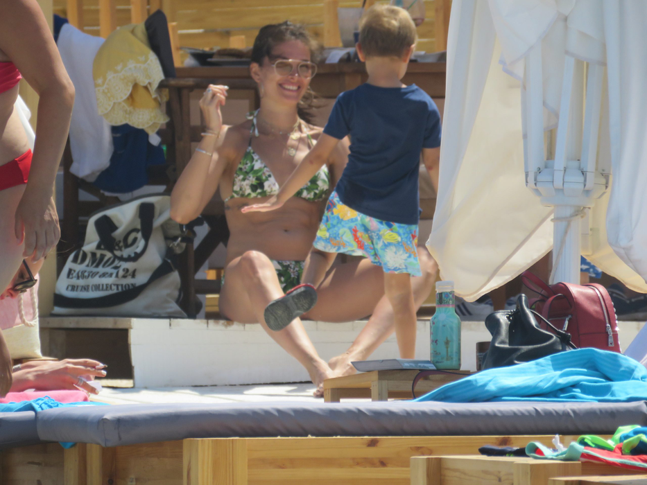 Alina Pușcaș, distracție mare pe plajă