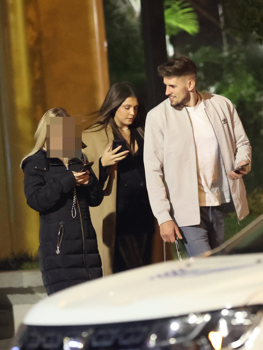 Cei trei nu lasă mobilele din mâini (Foto: CANCAN.RO)