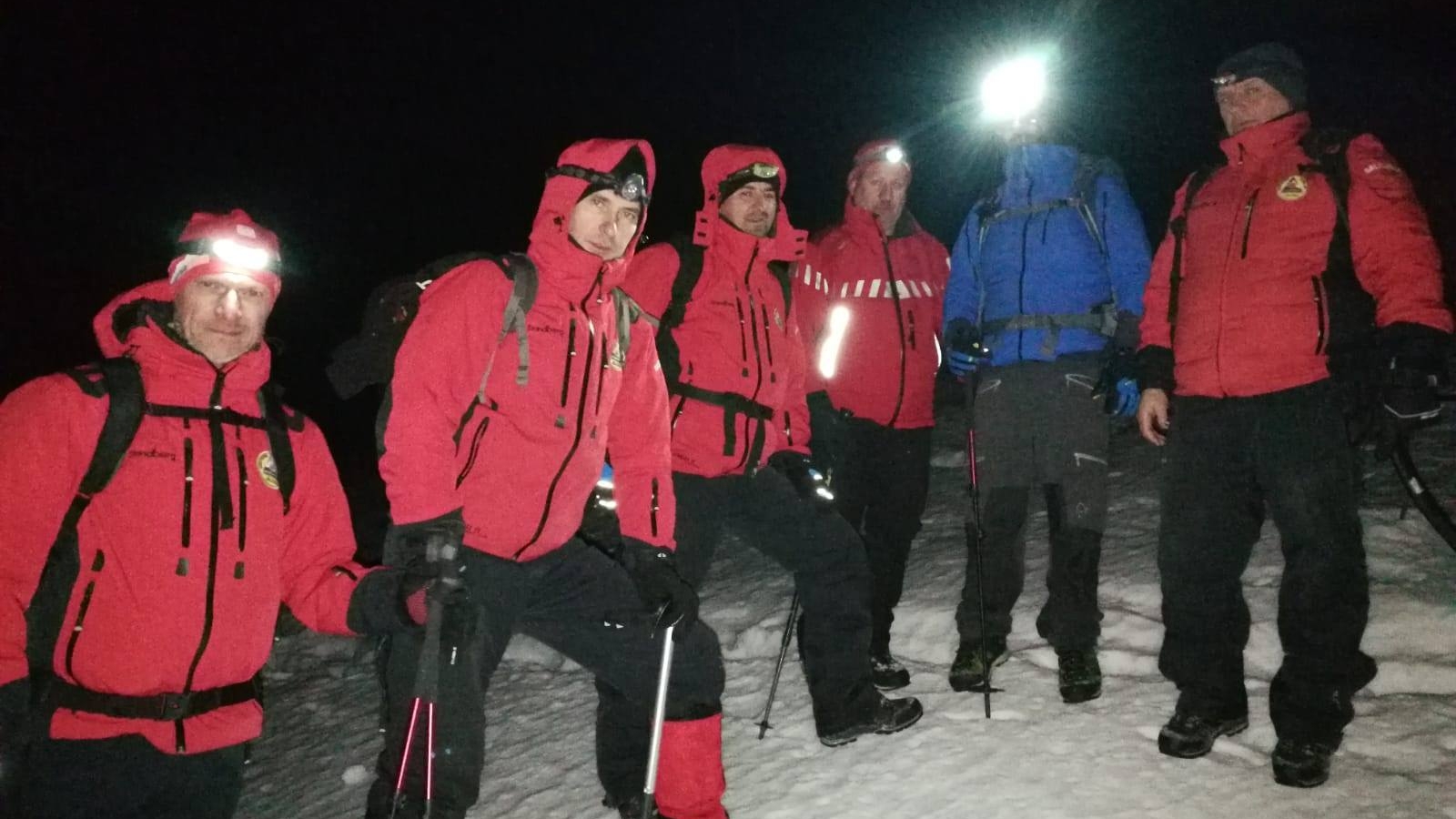 Doi turiști francezi au fost salvați de jandarmii de la Salvamont Vâlcea. Greșiseră poteca de la Cabana Cozia și riscau să cadă în gol de la 200 de metri