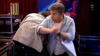 Pavel Bartoș, filmat în timp ce îl lovea pe Smiley în culisele Românii au Talent. Imaginile difuzate din greșeală de Pro TV
