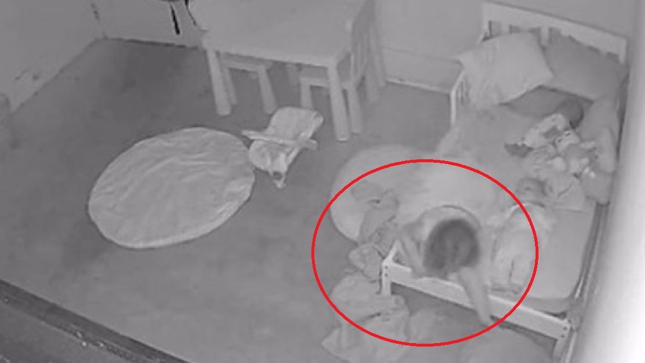 Imagini ireale! Ce s-a văzut pe camera de supraveghere din camera unui bebeluș îți va face pielea de găină: micuțul a fost smucit din pat de o forță supranaturală