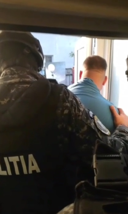 Mascații au efectuat percheziții acasă la suspecți