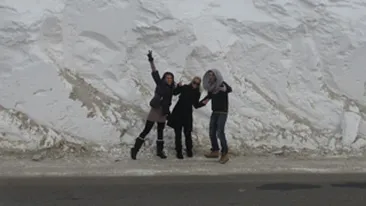 Anda Adam, speriata de nametii de zapada uriasi pe de marginea drumului!