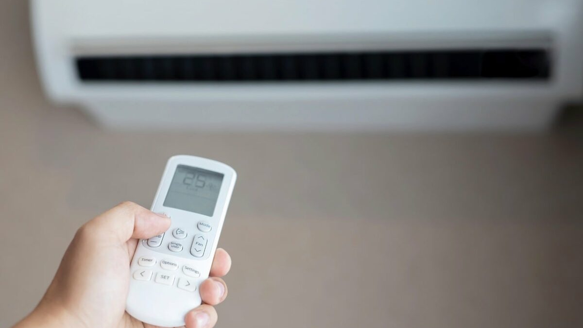 Ce se întâmplă dacă lași aerul condiționat pornit pe timpul nopții, setat la 26 °C. Toți românii trebuie să știe!