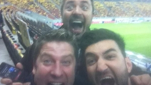Gest plin de eleganta al vedetei de la Pro TV. Desi s-au despartit prefera sa ii aiba aproape. Prietenul la nevoie se cunoaste! Pavel Bartos se imparte intre Laura Cosoi si Smiley