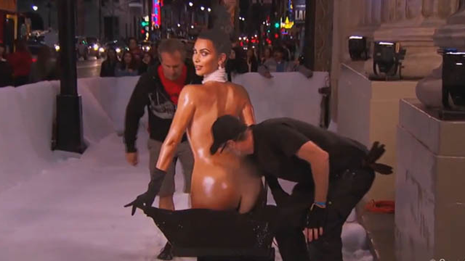 Pe ASTA nu credeai ca o s-o vezi vreodata! Kim Kardashian deszapezeste strazile din New York! VIDEO