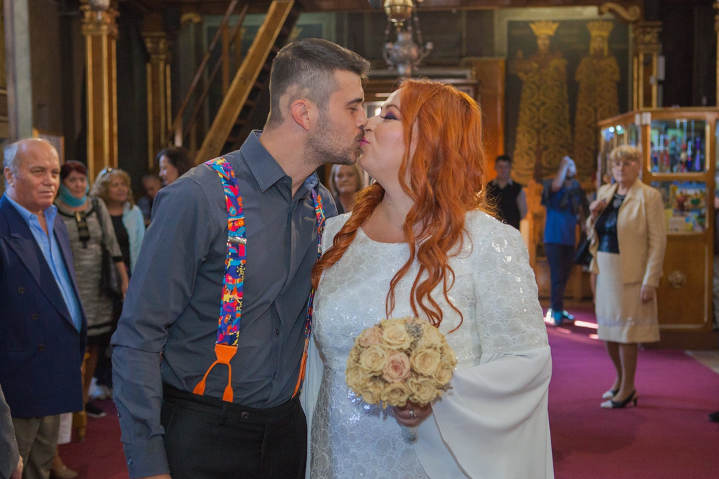 OANA ROMAN a îmbrăcat din nou rochia de mireasă! Primele imagini după ce şi-a reînnoit jurămintele cu MARIUS ELISEI