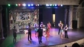 VIDEO Deea Maxer le-a sucit mintile turcilor cu dansul ei din buric! Vezi miscarile senzuale care i-au adus titlul de Miss si afla cati barbati a trebuit sa sarute pentru a castiga!