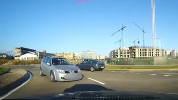 Incredibil! Un șofer a fost filmat în timp ce conducea pe contrasens, în giratoriu. VIDEO