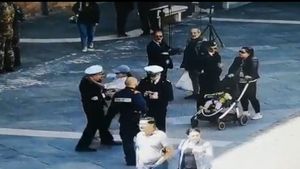Imagini terifiante! O româncă înjunghie un ofițer italian cu un cuțit, în plină stradă + Mesajul uluitor al femeii pe Facebook VIDEO