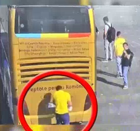 George Simion în timp ce schimbă plăcuțele