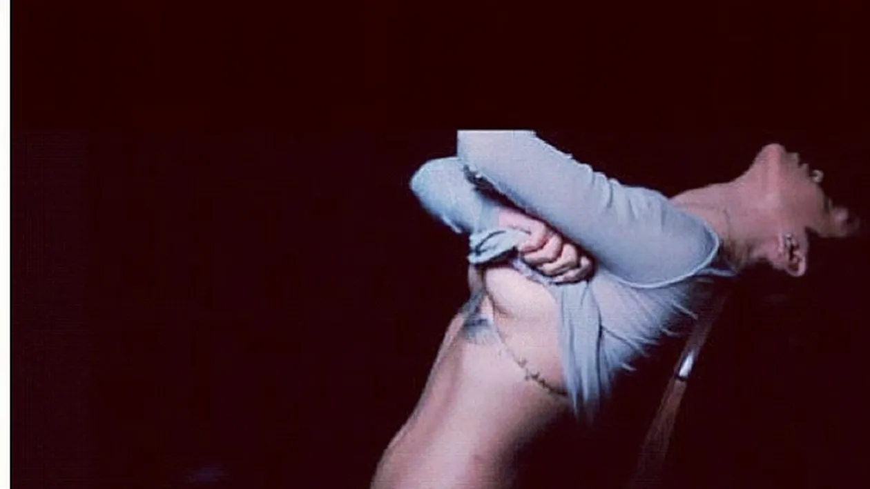 Rihanna nu se mai astampara! Uite cum isi atata fanii cu poze cat se poate de senzuale!