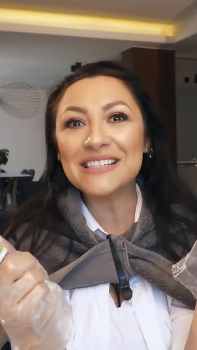 Andra, în ipostaze nemaivăzute până acum! S-a filmat în timp ce se vopsește singură acasă. Ce s-a întâmplat după ce și-a aplicat vopseaua pe păr