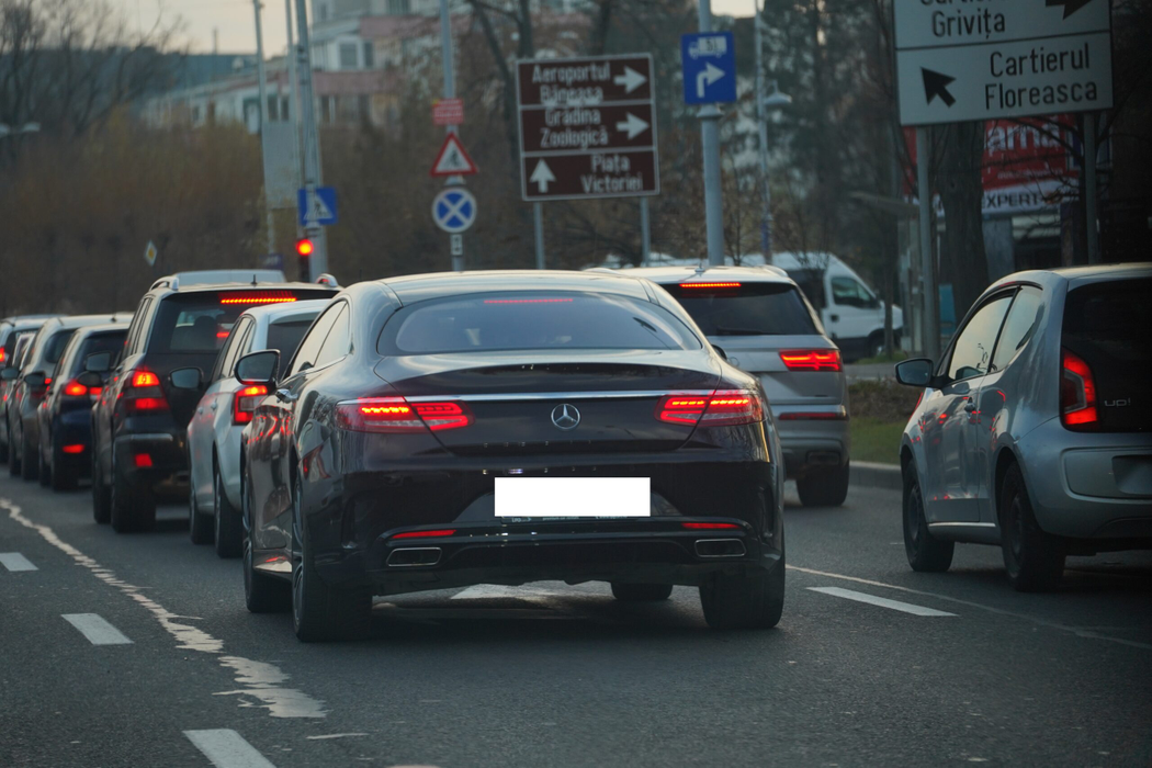 Cei doi îndrăgortiți au părăsit zona cu un Mercedes (SURSA FOTO: CANCAN.RO)