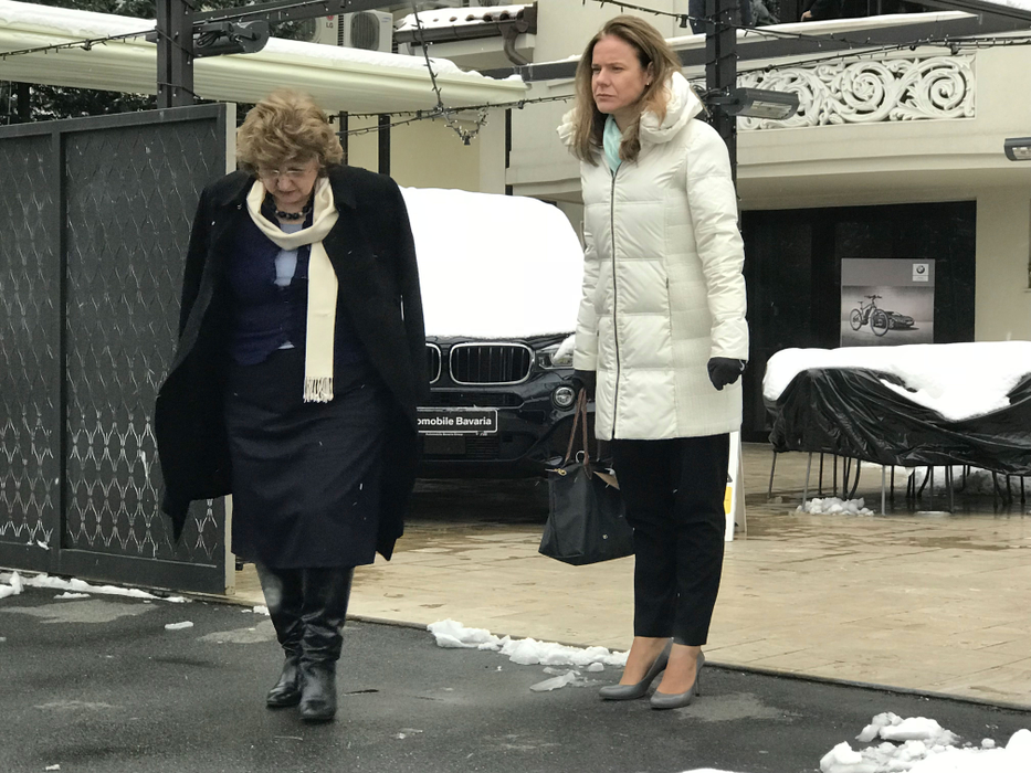 Christina Verchere și Mariana Gheorghe au fost lăsate să aștepte în frig, după ce au luat masa la un restaurant. Șoferică nu a fost deloc pe fază