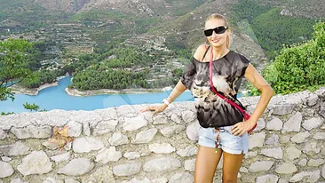 Julia Jianu a pozat sexy in cetatile din Spania!