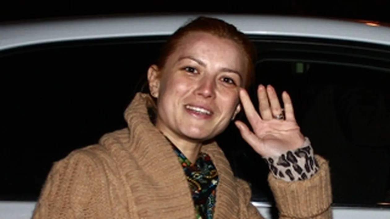 Vezi cealalta fata a frumoasei cantarete! Imagini-soc, realizate in toiul noptii! Elena Gheorghe e de nerecunoscut fara machiaj!