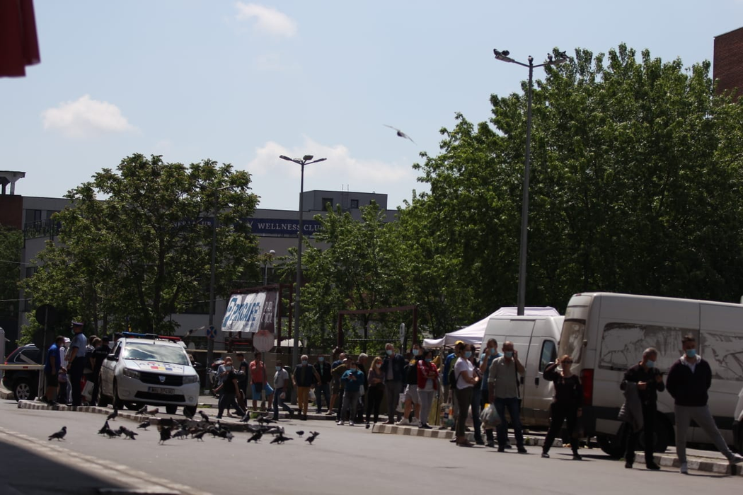 Coadă uriașă la mici, de 1 Mai, la Obor
