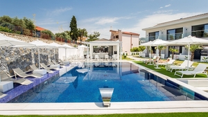 În octombrie 2025, Iulia a rezervat prin Booking o cazare în Thassos, pentru august 2026, pentru care a plătit un avans de 300€. Zilele trecute, a primit un mail bulversant de la proprietar. Ce rezervase, de fapt