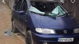 Anunțul a devenit viral! Cum a încercat un român să își vândă mașina Seat Leon cu geamurile sparte: "E vedetă, a apărut la toate canalele TV"