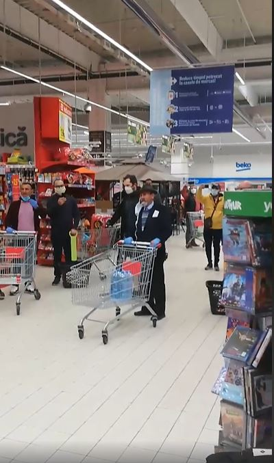 Piele de găină! Clienții dintr-un supermarket au cântat “Hristos a Înviat” în timp ce stăteau la coadă. În ce oraș din România s-a întâmplat | VIDEO