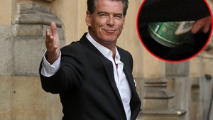 Pierce Brosnan face reclama la ceai, dar bea bere pe ascuns