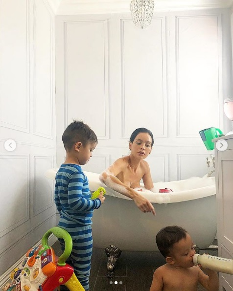 Sarah Stage, suprinsă goală în cadă, iar fanii au râs cu lacrimi. Cine mai apare în imaginile care au devenit virale