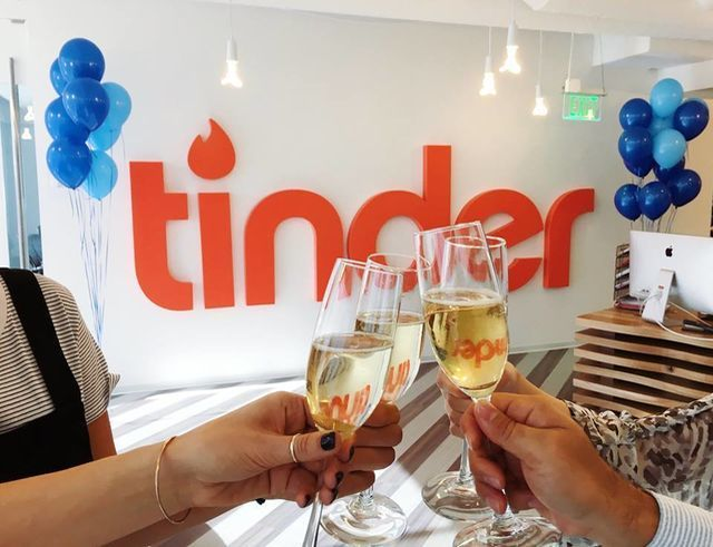 Bogaţii au versiunea lor secretă de Tinder! Ce criterii trebuie să îndeplinească oricine îşi doreşte să vorbească sau să iasă la întâlniri cu celebrităţile