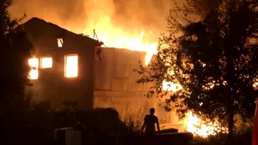 Ansamblu de locuințe din Contanța, în flăcări! Cinci mașini de pompieri au intervenit