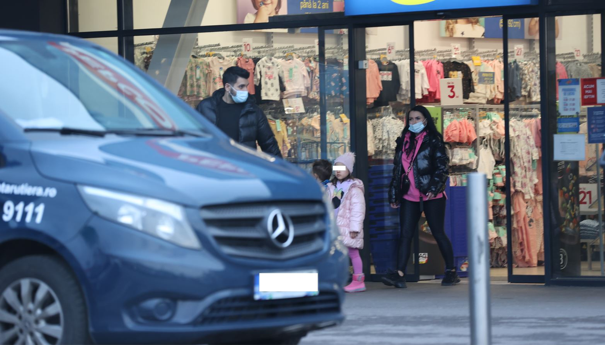 Nadir și Georgiana părăsesc magazinul (Foto: CANCAN.RO)