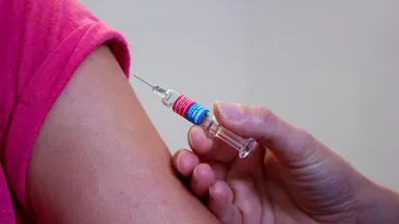 Mare atenție! Ce se întâmplă la rapel cu românii vaccinați, dacă se suspendă AstraZeneca. Sunt două opțiuni