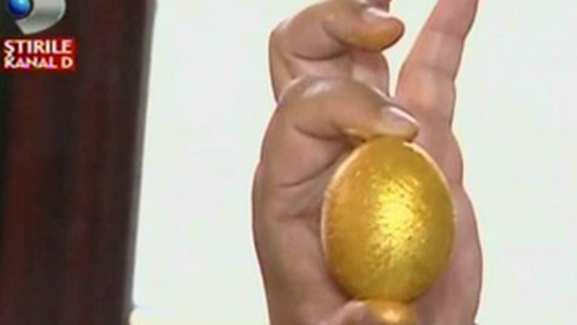 VIDEO Regele Cioaba se pregateste de un Paste ca in povesti! Chiar daca nu are gasca magica, a facut rost de ouale de aur! Vezi cum le-a vopsit