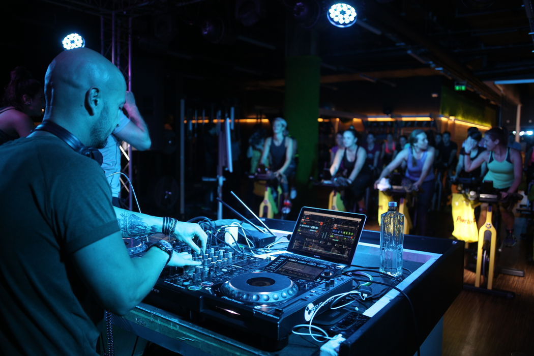 DJ Sasha Lopez a fost ”forță” la butoane în cel mai dotat centru de fitness din București, ”The Movement”