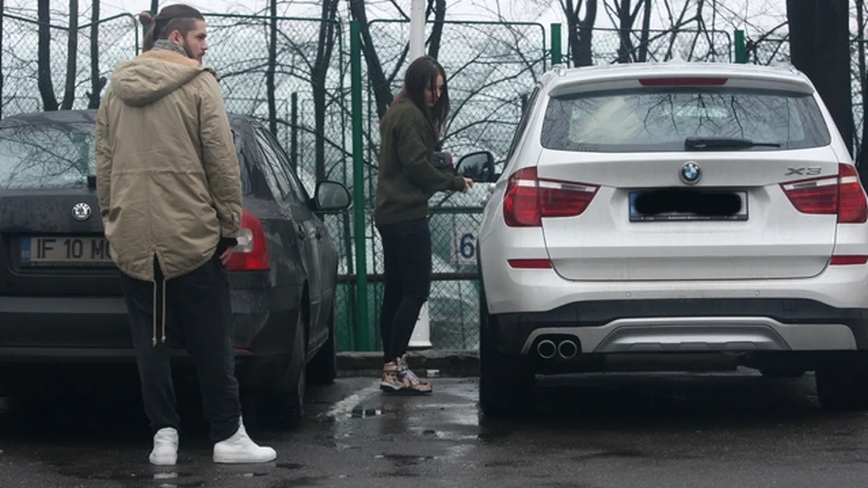 VIDEO Fiica lui Liviu Dragnea, Alexandra, are nevoie de indicatii... la parcare! VEZI cine o ajuta sa manevreze masina!