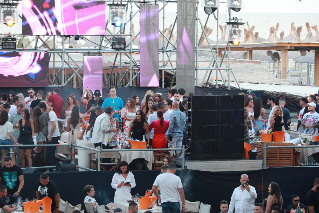 Celebrul ”Caz Stan” a lovit din toate părțile! Blondă, brunetă, șatenă! Le-a înșirat la masa lui și a făcut show VIP la Nuba Mamaia