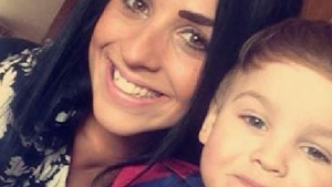 Un băieţel de trei ani a stat două zile în casa cu cadravrul mamei sale.’’Nu pot să o trezesc pe mami’’, ţipa micuţul disperat
