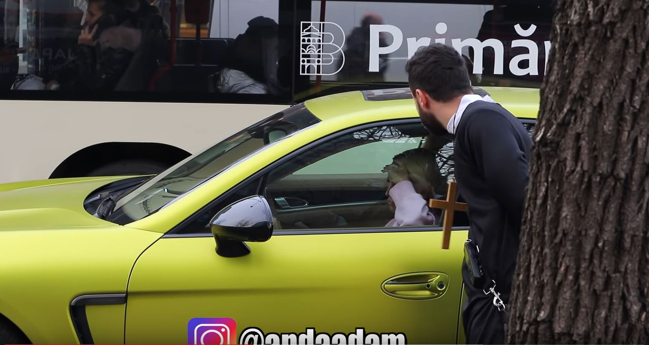 Un preot s-a apropiat de geamul Porsche-ului condus de Anda Adam și i-a cerut bani. Ce a urmat e neașteptat
