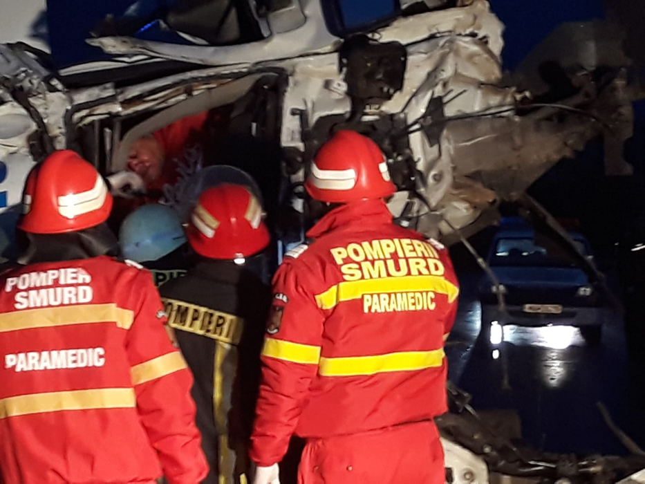 Accident cumplit pe DN6! Două TIR-uri s-au ciocnit violent, iar unul dintre șoferi a rămas încarcerat