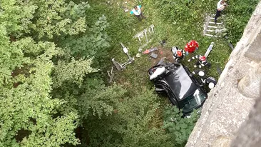Un adolescent de 16 ani a sărit cu mașina de pe un pod, de la o înălțime de 20 de metri, în județul Vâlcea