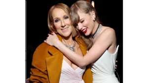 Taylor Swift, pusă la zid de fani după ce a scris istorie la Premiile Grammy. Ce i-a făcut lui Celine Dion