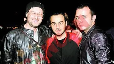 Se distreaza ca baietii cu... baietii