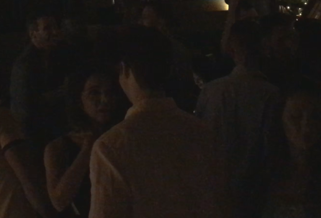 Barbie de România dansează și discută cu un tânăr, noua cucerire