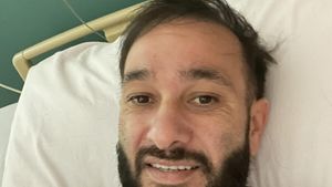 Ce a apărut în fața locuinței lui Marius Țepeligă după moartea artistului. Scene emoționante petrecute în Colentina